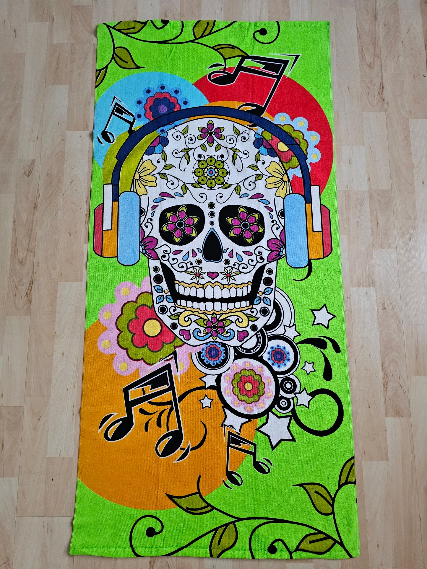 Badetuch grün mit Totenkopfmotiv